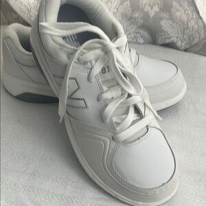 New Balance roll bar white walking shoes size 10